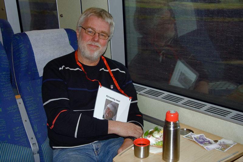 081110_8293.jpg - Visste ni att man kan be konduktören att fotografera när de ändå visiterar biljetten? Det kan man.