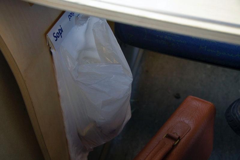 081110_8306.jpg - Praktisk och nyttig detalj på ett tåg. Tänk om det inte skulle funnits avfallspåse. Hur skulle det då sett ut ombord?