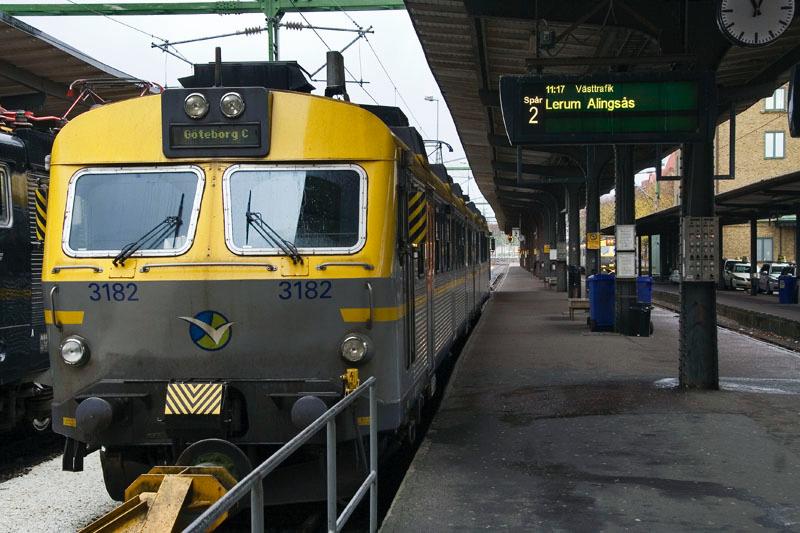 081110_8316.jpg - Nästa etapp på resan var att ta lokaltåget till Sävenäs.Vet ni att huset till höger en gång var stationshus till Västgötabanan, den smalspåriga järnvägen mot Skara och Mariestad som började här?