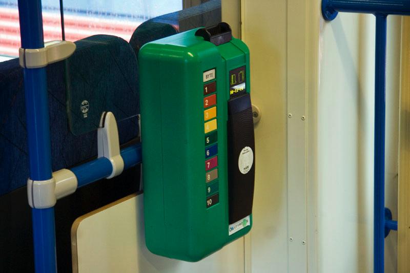 081110_8320.jpg - För den som har en biljett som hon eller han ska stämpla så finns påpassligt små gröna apparater att använda till detta.