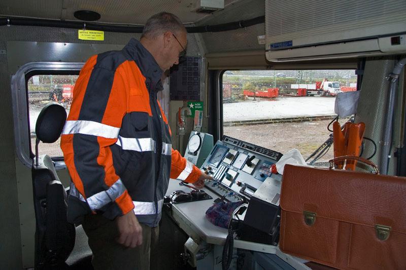 081110_8327.jpg - Jag fick en noggrann och spännande genomgång av alla funktioner på loket. Som ni ser är den fina portföljen min ständiga följeslagare.