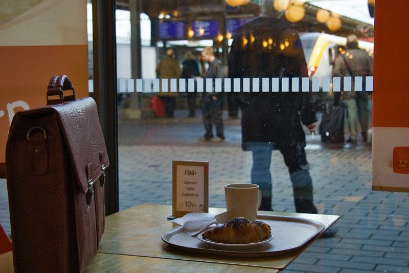 081110_8361.jpg - En kopp kaffe i väntan på att tåget ska gå är trevligt. Och med en fin utsikt också.