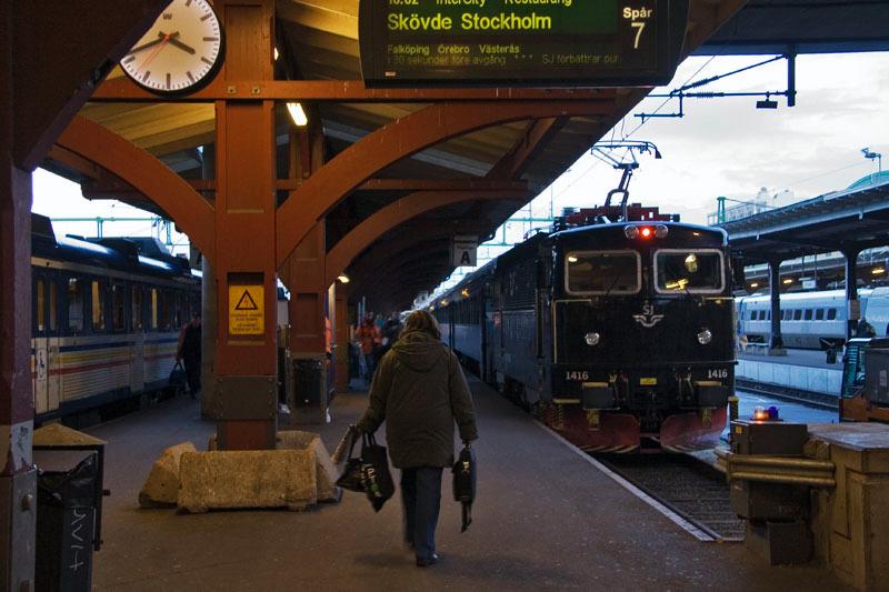 081110_8366.jpg - Nu återstår bara hemresan med Intercitytåget. I rätt tid går det och kommer fram nästan i rätt tid också. Det var som ni förstår en mycket trevlig dag som mina arbetskamrater ordnat för mig.